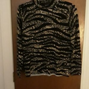 Crew neck lightweight sweater.